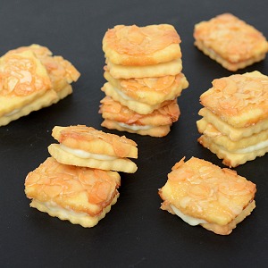 Bienenstich-Kekse mit weißer Schokocreme