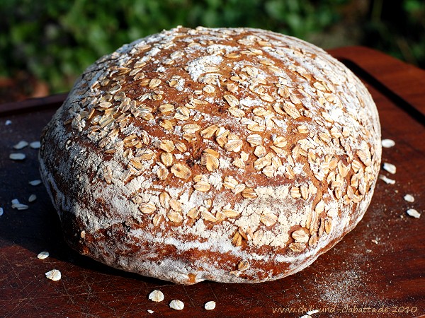 Brot mit Sauerteig und gerstetem Haferflocken