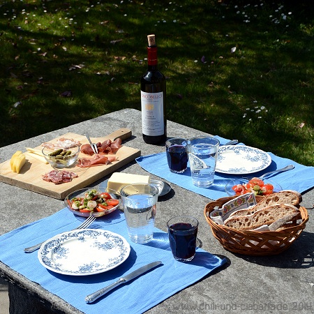 Brotzeit am Steintisch