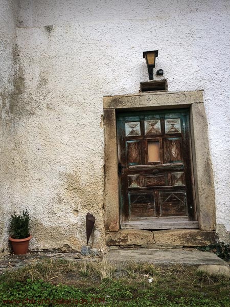 Türe an einem alten Bauernhaus