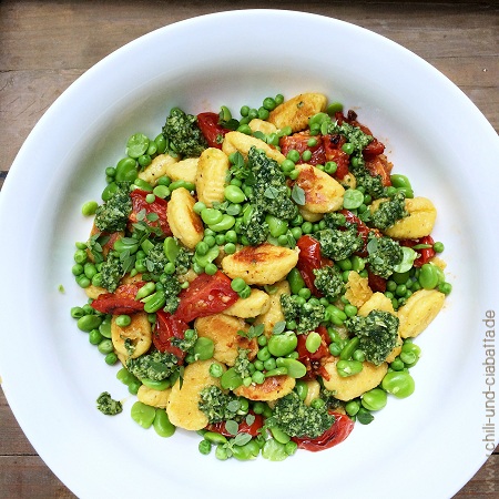 Gnocchi mit geschmorten Ofentomaten und Favabohnen