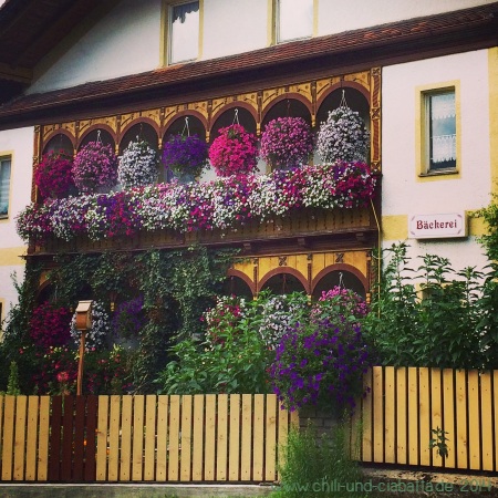 Bäckerei mit Blumenschmuck