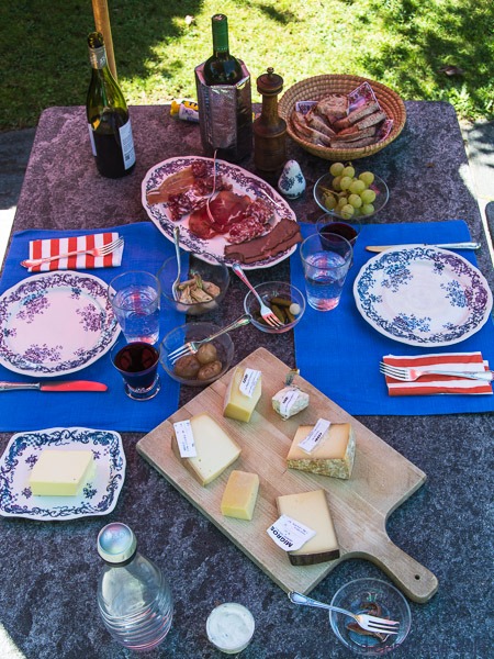 Brotzeit am Steintisch