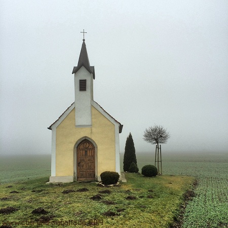 Kapelle mit Wegkreuz