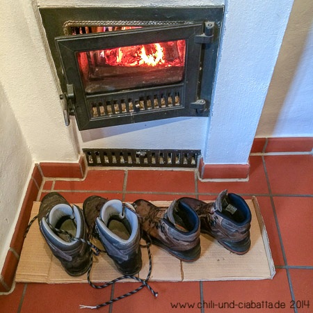 Wanderstiefel vor Kachelofen