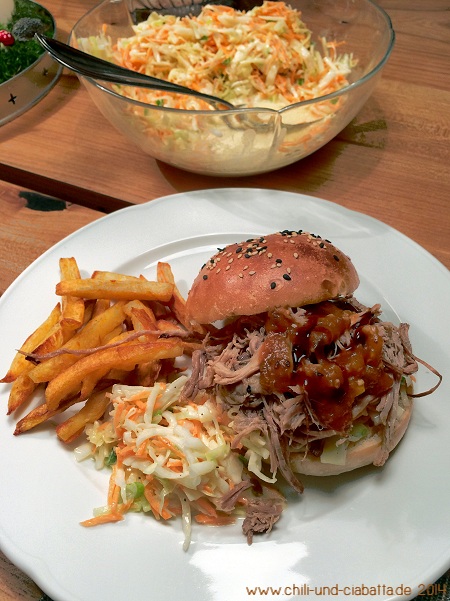 Burger Buns mit Pulled Pork und Coleslaw