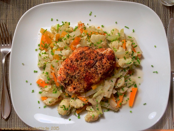 Gekräutertes Hähnchenbrustfilet auf buntem Gemüse
