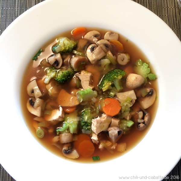 Bunte Asia-Hühnersuppe