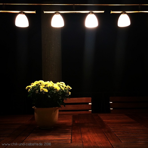 Tisch mit Lampe