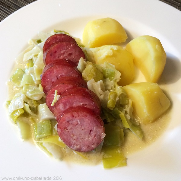 Saucisse neuchâteloise auf Lauchgemüse