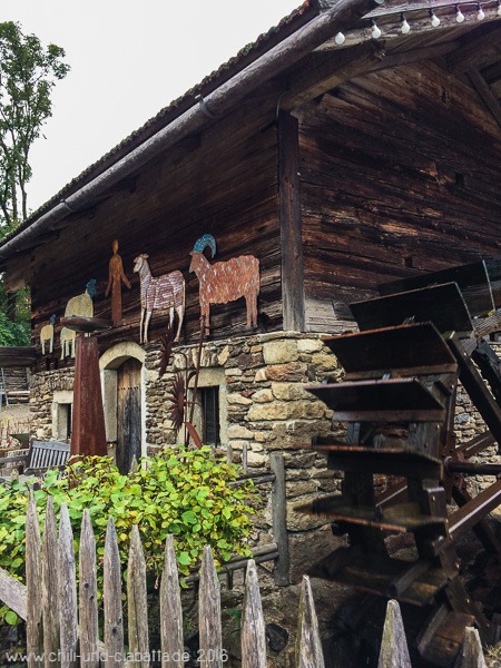 Bauernhaus mit Wasserrad