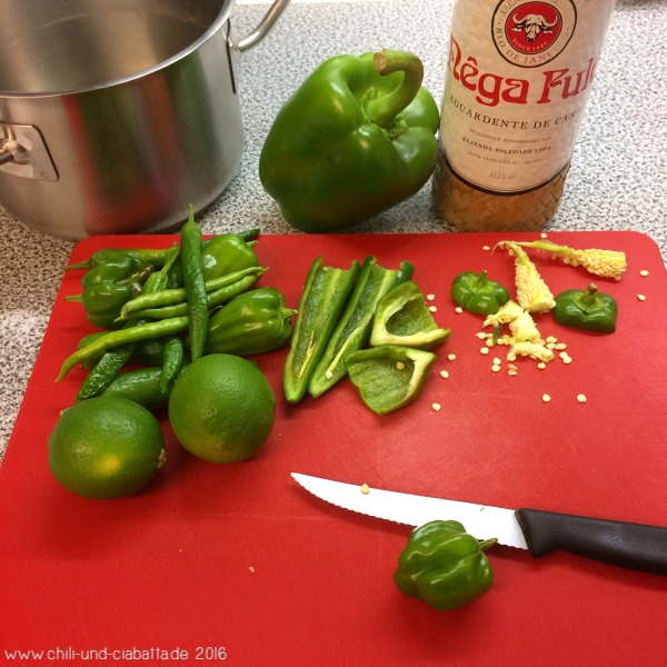 Vorbereitungen für Green Hot Sauce Caipirinha