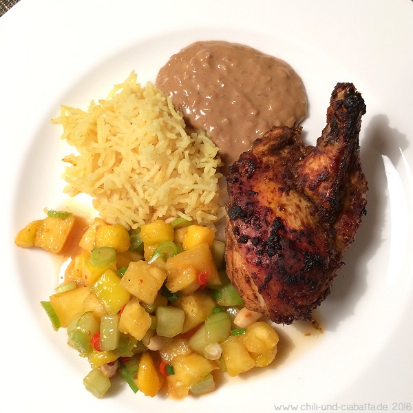 Indonesisches Huhn mit Erdnusssauce, pikantem Fruchtsalat und gelbem Gewürzreis