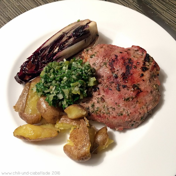 Steak vom Duroc, Plattkartoffeln, Treviso vom Grill, Salsa verde