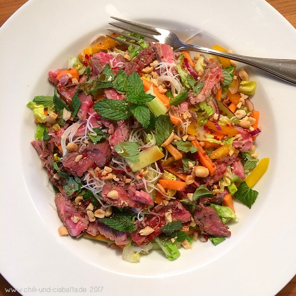 Salat 5:2 mit Steak und Thaidressing