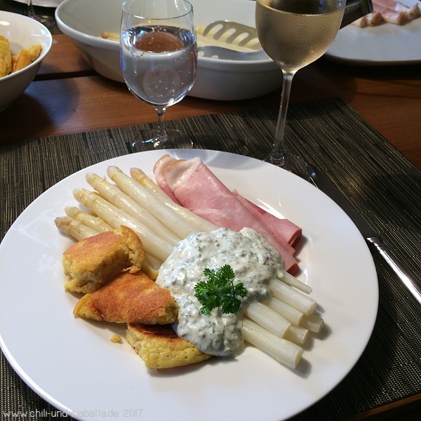 Spargel mit Kerbelsauce und Kratzete