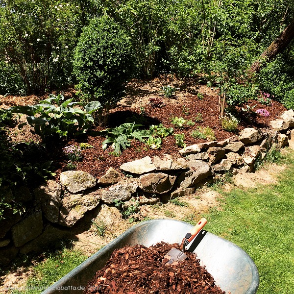 Auftragen von Rindenmulch