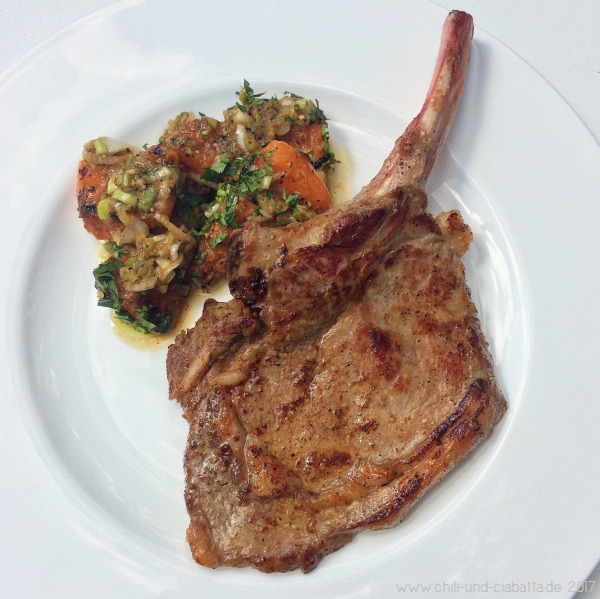Kalbskotelett mit Salat von gegrillten Pfeffermelonen