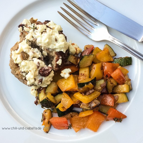 Frikadellen mit Feta-Olivenhaube