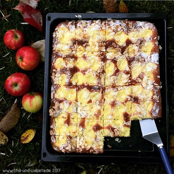 Ammerländer Apfel-Butterkuchen mit Puddingpfützen