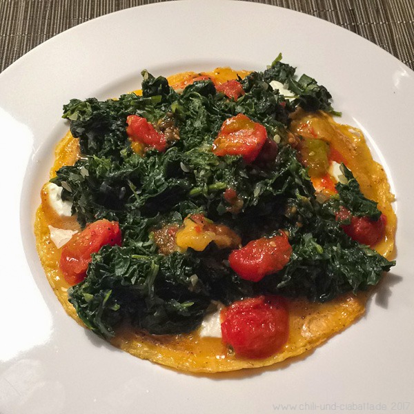 Omelette mit Schafskäse, Blattspinat und geschmolzenen Tomaten