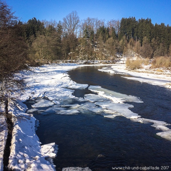 Eisschollen auf dem Schwarzen Regen bei Teisnach