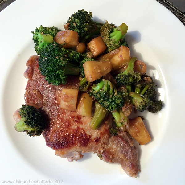 Schweinesteak mit Ananas und Brokkoli