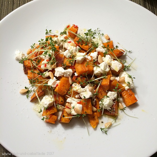 Warmer Salat aus ofengerösteten Süßkartoffeln mit Feta, gerösteten Pinienkernen und Chili-Weißweindressing