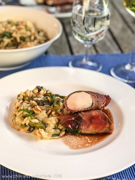 Kaninchenrücken im Rohschinkenmantel mit Spargelrisotto