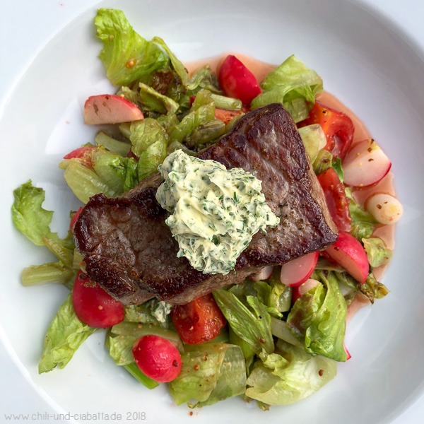 Steaks auf lauwarmem Salat mit Zitronen-Kräuterbutter