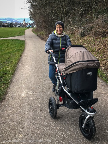 Oma mit Kinderwagen