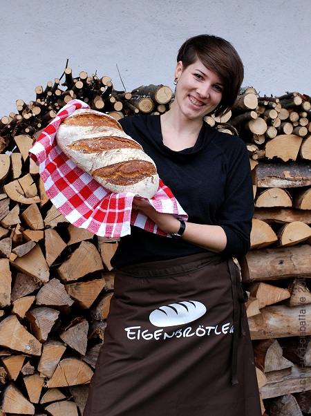 Kathi mit selbst gebackenem Brot