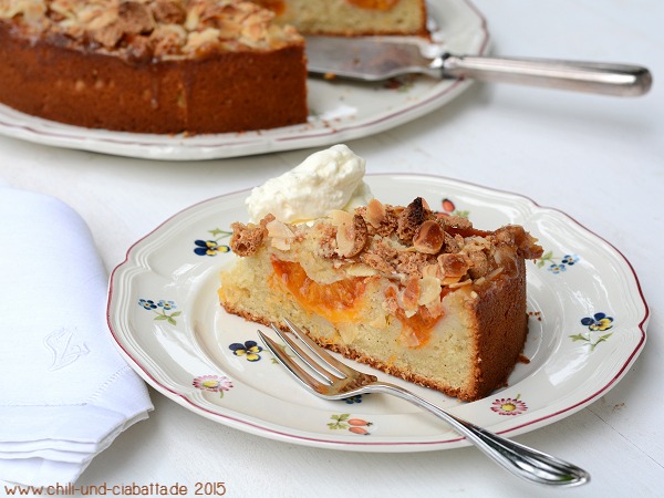 Aprikosenkuchen mit Amarettini-Mandelkruste Anschnitt