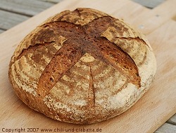 Sauerteigbrot mit geschälten Hanfnüssen