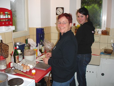 Kathi und Petra in der Küche