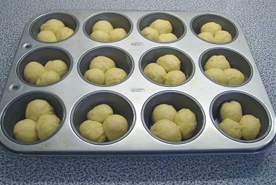 Teigbaellchen in der Muffinsform vor dem Aufgehen
