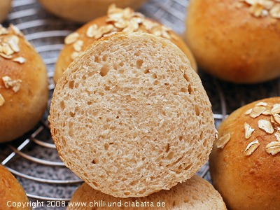 Haferflockenbrötchen im Anschnitt