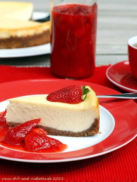 Limetten-Vanille-Cheesecake mit Erdbeersauce