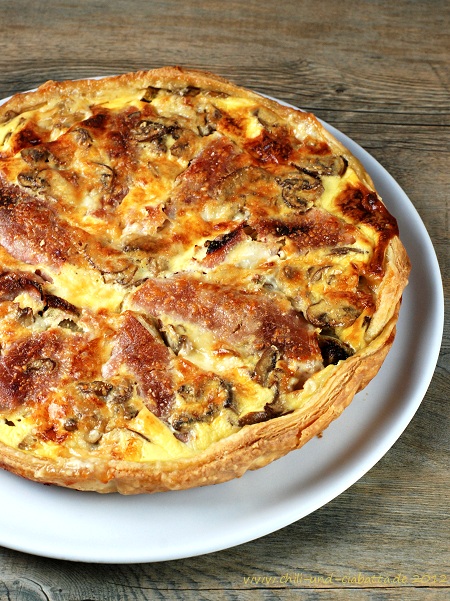 Tarte mit Schinken, Chicoree, Champignons und Gorgonzola