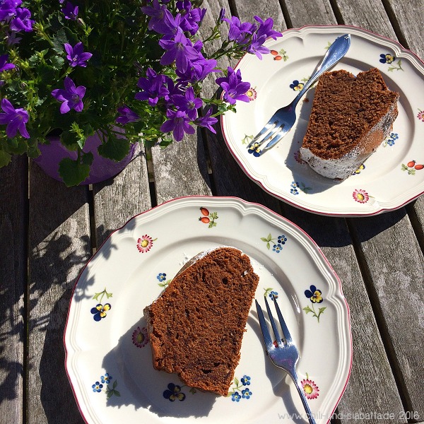 Kaffee-Gugelhupf mit Haselnüssen und Schokolade