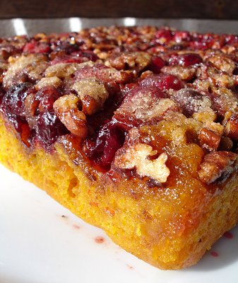 Umgedrehter Kürbiskuchen mit Pecannüssen und Cranberries