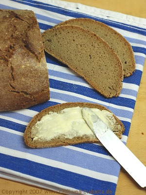 Roggensauerteigbrot aufgeschnitten