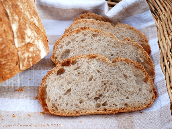 Rustikales Brot, aufgeschnitten