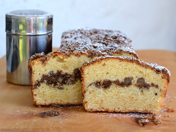 Sauerrahm Coffee Cake mit Nuss-Streuseln